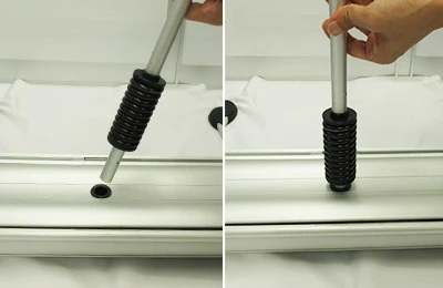 両面式ロールスクリーンバナーα:3 スプリング支柱を差し込む