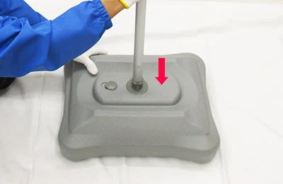 注水式xバナースタンド:2 注水台に支柱を差し込みます。