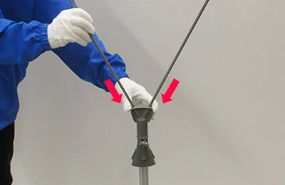 注水式xバナースタンド:3 上部取付用ポール2本を支柱へ差し込みます。