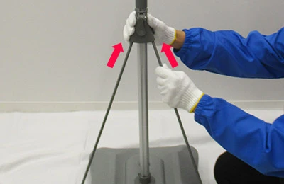 注水式xバナースタンド:4 下部取付用ポール2本を支柱の差込口へ差し込みます。