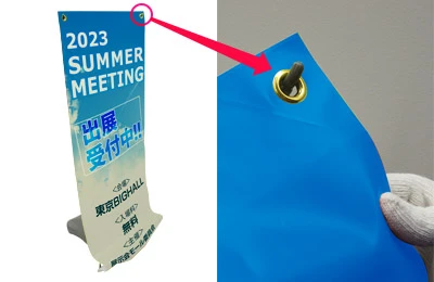 注水式xバナースタンド:5 メディアにポール先端のフックを引っ掛けて取り付けます。