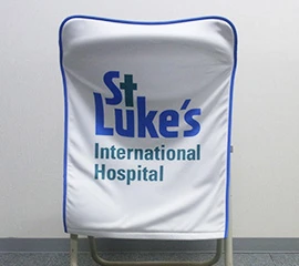 白地にブルーのロゴ入れデザイン