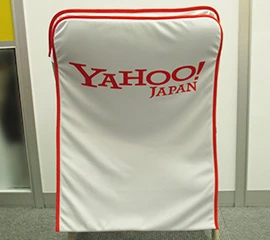 白地に赤のロゴ入れデザイン