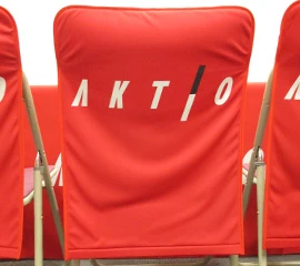 赤字に白のロゴ入れデザイン