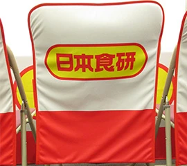 企業ロゴを名入れした白と赤のバイカラーデザイン