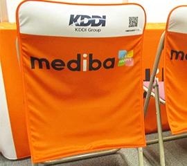 オレンジベースに企業ロゴをプリントしたデザイン